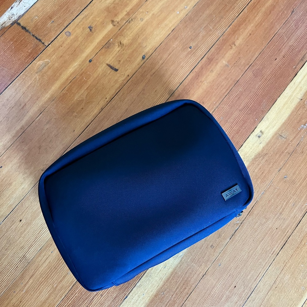 Away - the Large Tech Case black